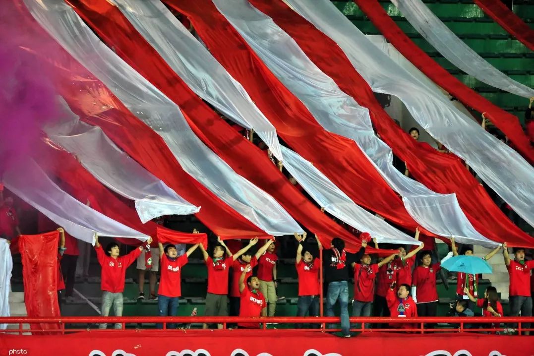 包含辽宁宏运客场大胜河南建业，保级前景一片明朗的词条