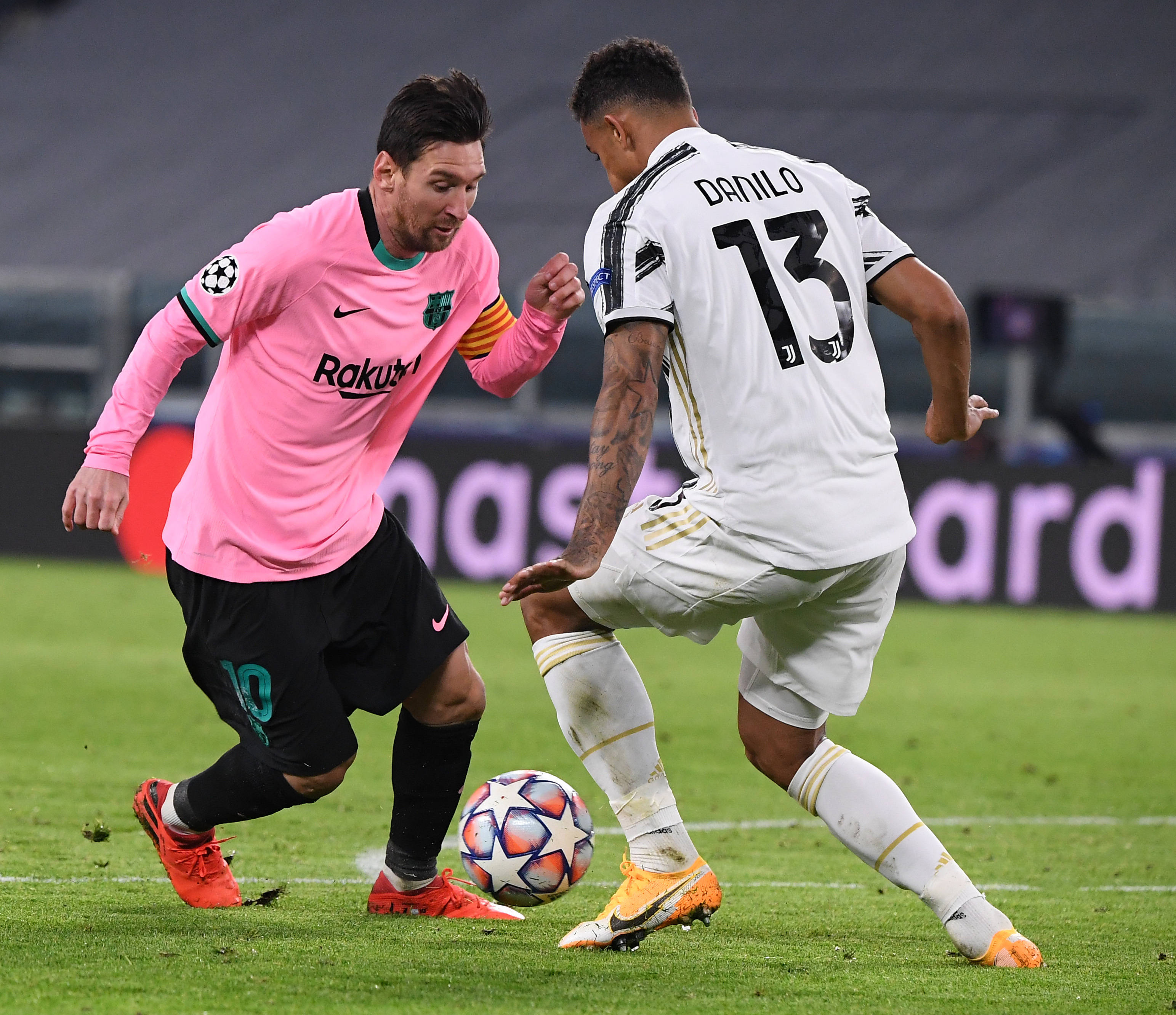 包含尤文图斯客场惨败巴塞罗那，丧失小组头名的词条