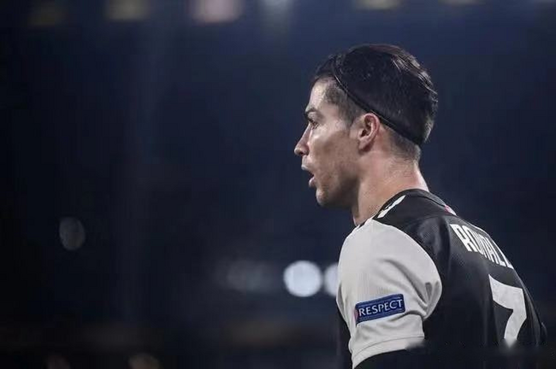 包含尤文图斯客场惨败巴塞罗那，丧失小组头名的词条